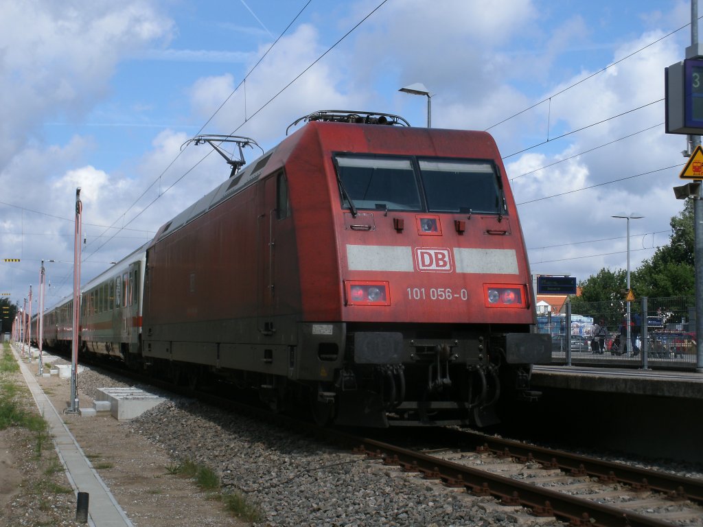 101 056 kam,am 20.August 2011,mit dem IC 2184 aus Hannover nach Binz und fuhr anschlieend mit dem IC nach Hamburg zurck.