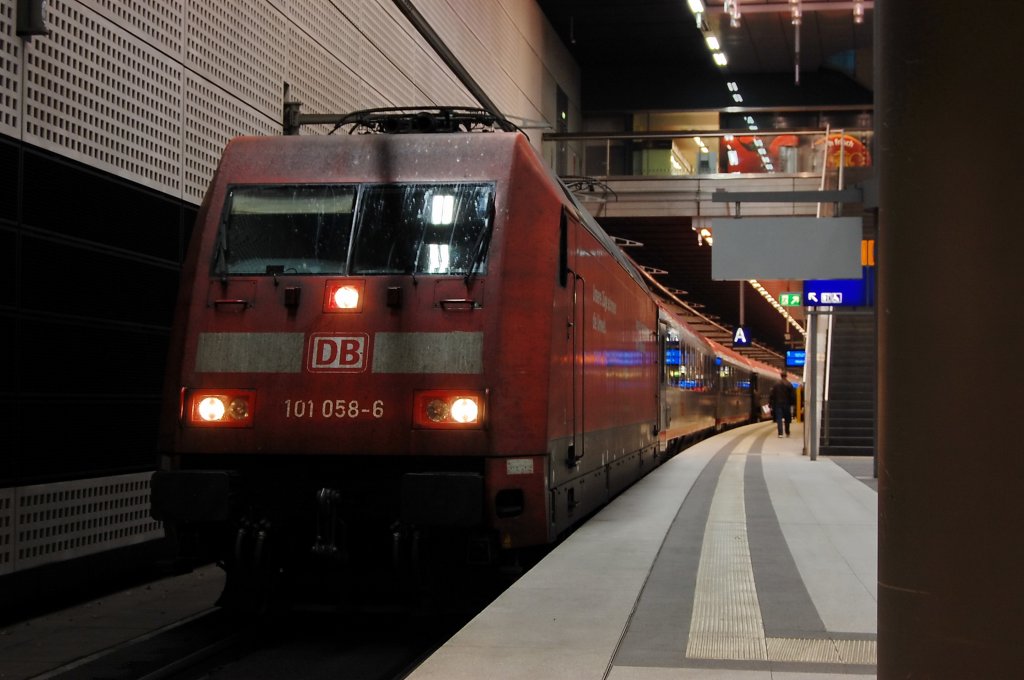 101 058-6 mit dem EC 173 nach Villach Hbf in Berlin Hbf(tief). 30.10.2010