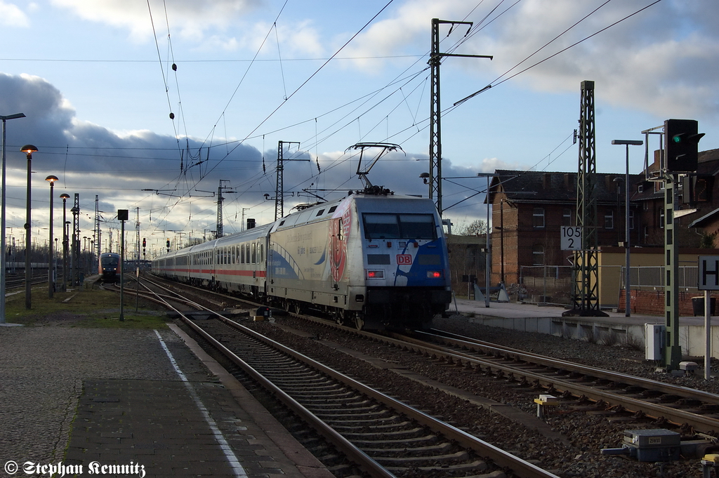 101 060-2  60 Jahre Bundespolizei  mit dem IC 2385 von Berlin Sdkreuz nach Karlsruhe Hbf in Stendal. 06.01.2012