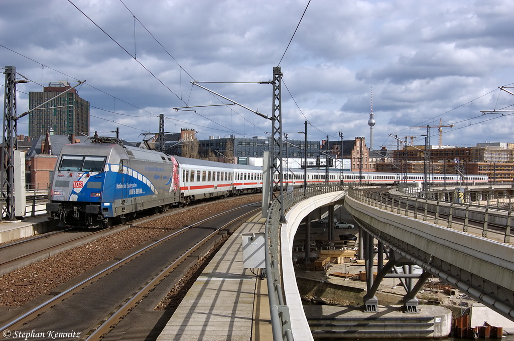 101 060-2  60 Jahre Bundespolizei  mit dem IC 142 von Berlin Ostbahnhof nach Schiphol (Airport), bei der Einfahrt in den Berliner Hbf. 01.04.2012