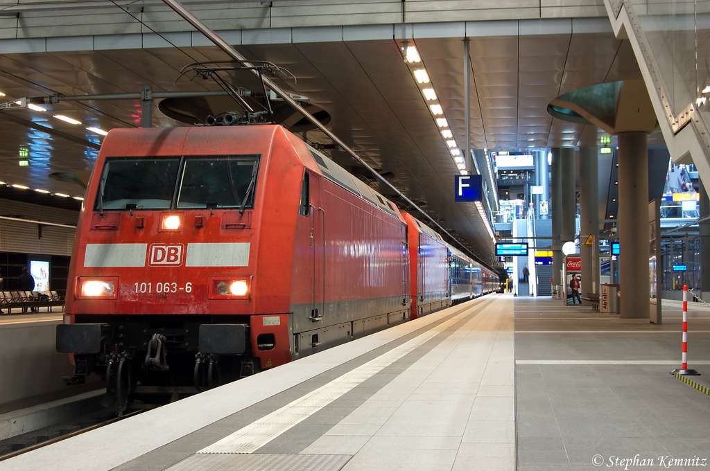 101 063-6 & 101 043-8 (kalt & defekt) mit dem EC 176 von Brno hl.n. nach Hamburg-Altona im Berliner Hbf (tief). Wegen der Defekten 101 043-8 fuhr der EC 176 heute nur bis zum Berliner Hbf und die Fhrgste mussten in den Ersatzzug IC 2800 umsteigen, um weiter nach Hamburg zu kommen. 29.03.2012