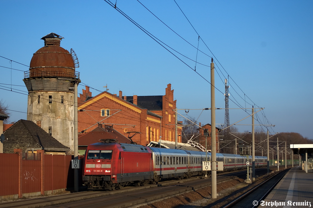 101 063-6 mit dem IC 142 von Berlin Ostbahnhof nach Schiphol (Airport) in Rathenow. 26.01.2012