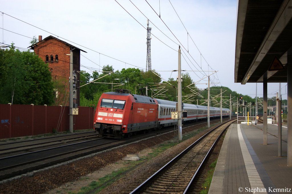 101 066-9 mit dem IC 2242 von Berlin Ostbahnhof nach Mnster(Westf)Hbf in Rathenow. 28.04.2011