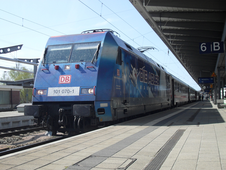 101 070-1 mit IC2376 von Karlsruhe Hbf Richtung 
Ostseebad Binz kurz vor der Ausfahrt im Rostocker Hbf(24.04.10)