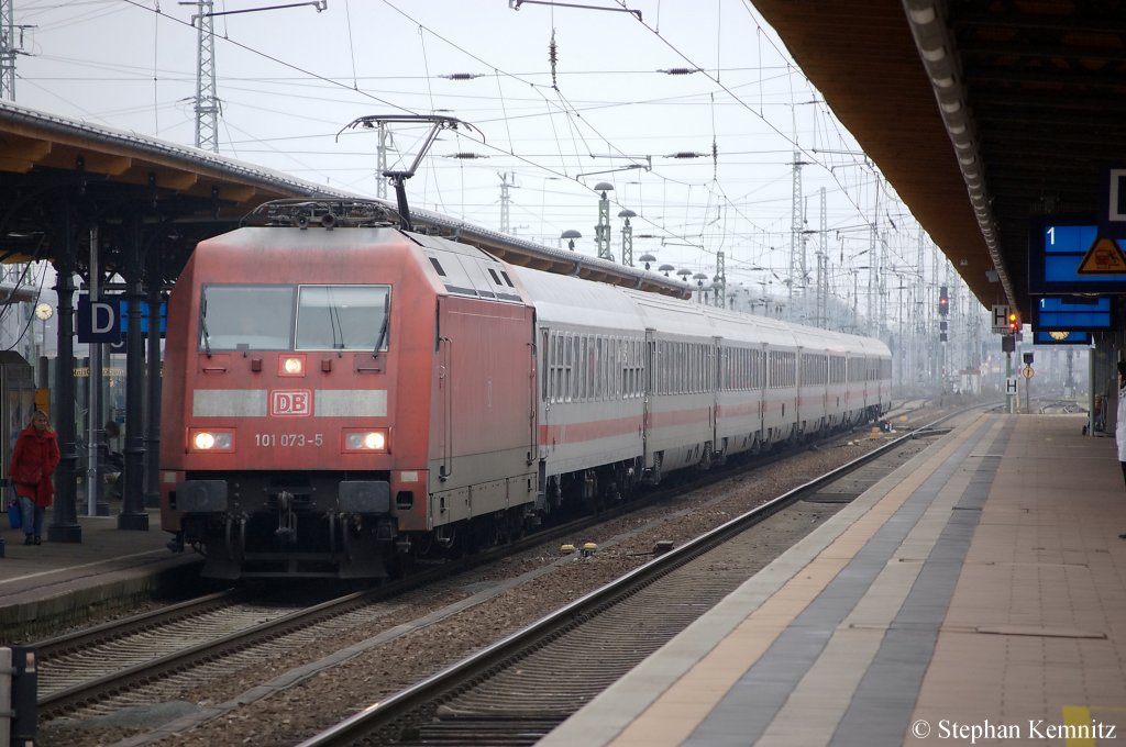 101 073-5 mit dem IC 143 nach Berlin Hbf (tief) bei der Einfahrt in den Bahnhof Stendal. 20.11.2010