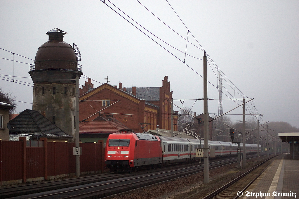 101 075-0 mit dem IC 144 von Berlin Ostbahnhof nach Schiphol (Airport) in Rathenow. 24.01.2012