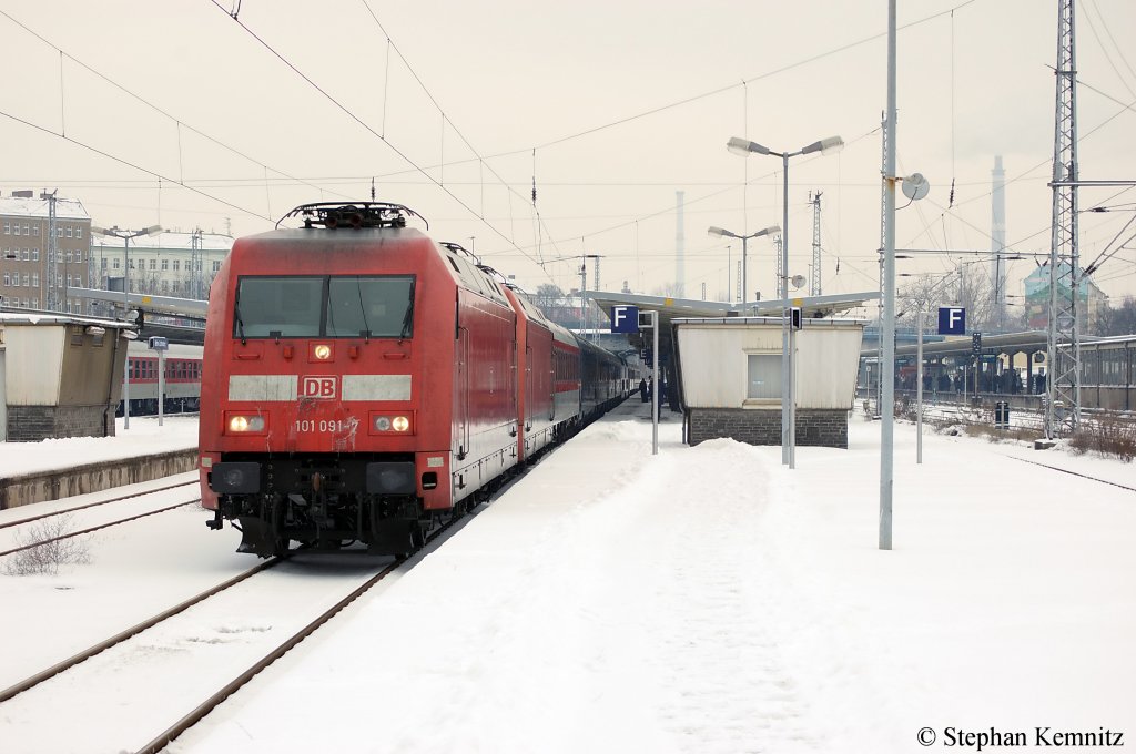 101 091-7 & 101 044-6 in Doppeltraktion, mit dem CNL 1259 aus Zrich HB in Berlin-Lichtenberg. Der Zug kam mit ca. 195min Versptung in Berlin-Lichtenberg an. 04.12.2010