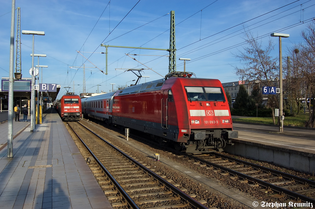 101 093-3 mit dem IC 2038 von Leipzig Hbf nach Oldenburg(Oldb) verlsst gerade den Magdeburger Hbf und die 101 077-6 mit dem IC 2037 von Norddeich Mole nach Dresden Hbf steht noch im Magdeburger Hbf. 28.12.2011