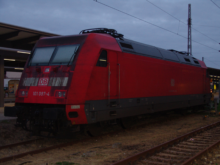 101 097-4 abgestellt im Rostocker Hbf(11.09.10)