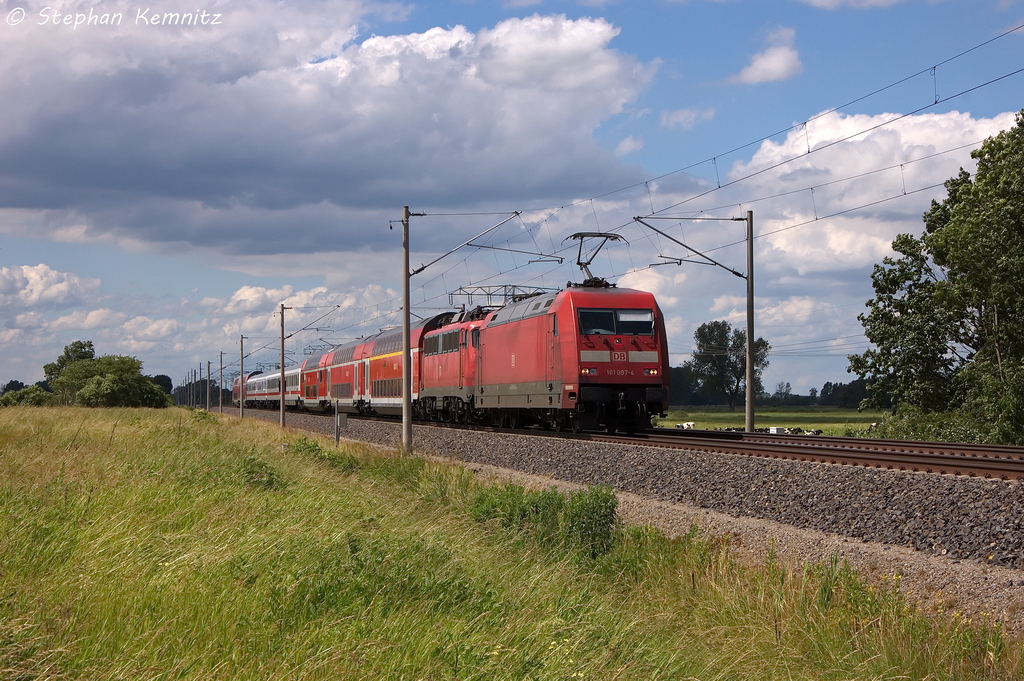 101 097-4 mit einem unbekanntem PbZ in Vietznitz und fuhr in Richtung Nauen weiter. Am Haken hatte sie die 110 469-4, ein paar Dostos und paar Intercity Waggons. 21.06.2013