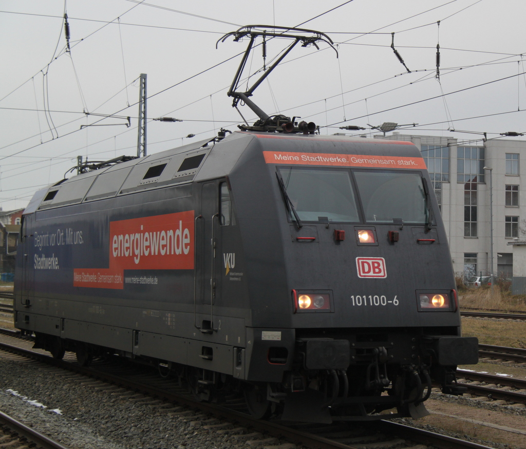 101 100-6 beim Rangieren im Rostocker Hbf,sie kam zuvor von Ostseebad Binz und setzte sich vor dem Steuerwagen.21.12.2012