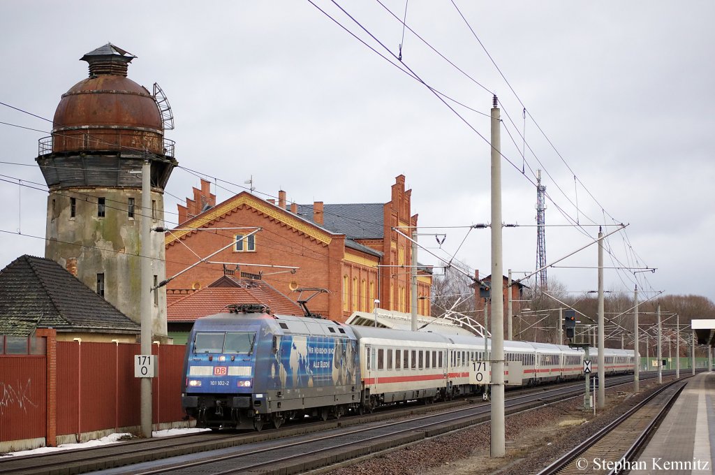 101 102-2  Wir Menschen sind alle Gleich  mit dem IC 144 nach Schiphol (Airport) in Rathenow. 12.12.2010