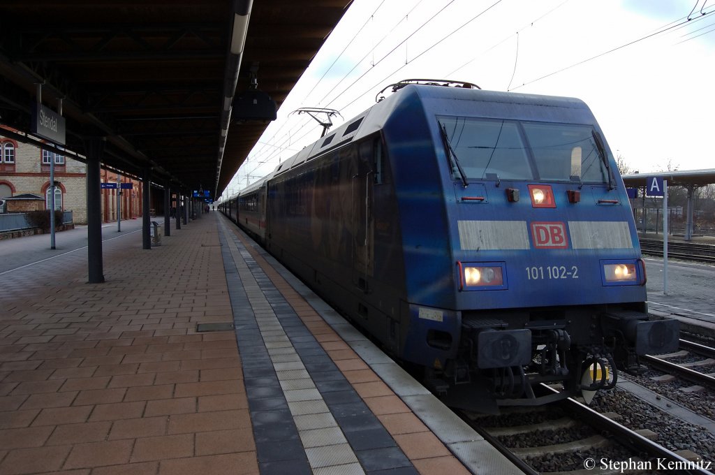 101 102-2  Wir Menschen sind alle gleich  mit dem IC 148 nach Schiphol (Airport) in Stendal. 15.01.2011