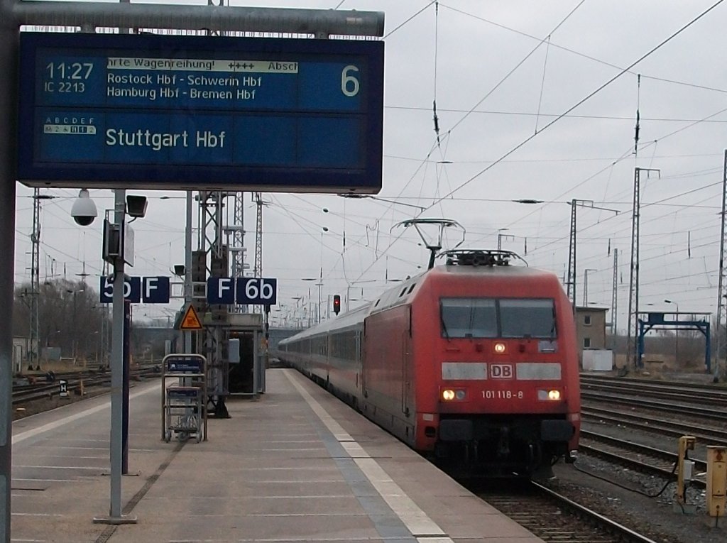 101 118 hatte am 18.Januar 2011 mit dem IC Binz-Stuttgart in Stralsund Einfahrt.