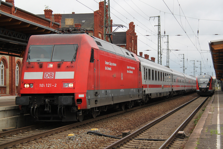 101 121-2 mit IC148 von Berlin Hbf nach Schiphol (Airport)kurz nach der Ankunft im Bahnhof Stendal neben an steht die versptete RB aus Braunschweig.27.08.2011