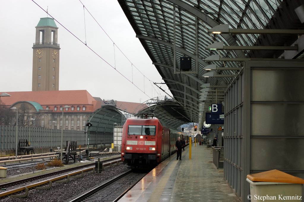 101 122-0 mit dem IC 1817 nach Kln Hbf in Berlin Spandau. 14.01.2011