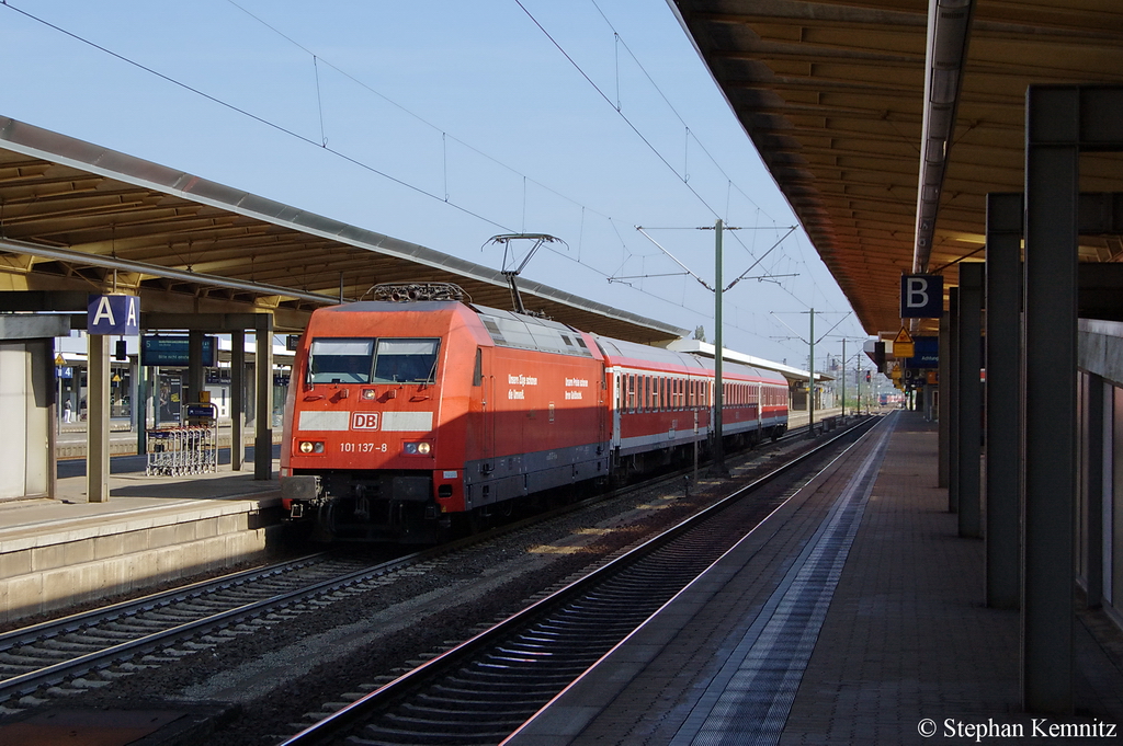 101 137-8 mit drei umgebauten IR-Waggons fr DB-Regio und hier bei der Durchfahrt in Braunschweig. 24.09.2011