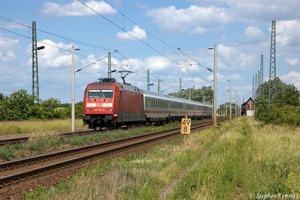 101 139-4 mit dem IC 2441 von Kln Hbf nach Leipzig Hbf in Demker. Die Maus ist auch an Bord und schaut sich aus dem Fenster die Fahrt nach Leipzig an. 09.06.2012