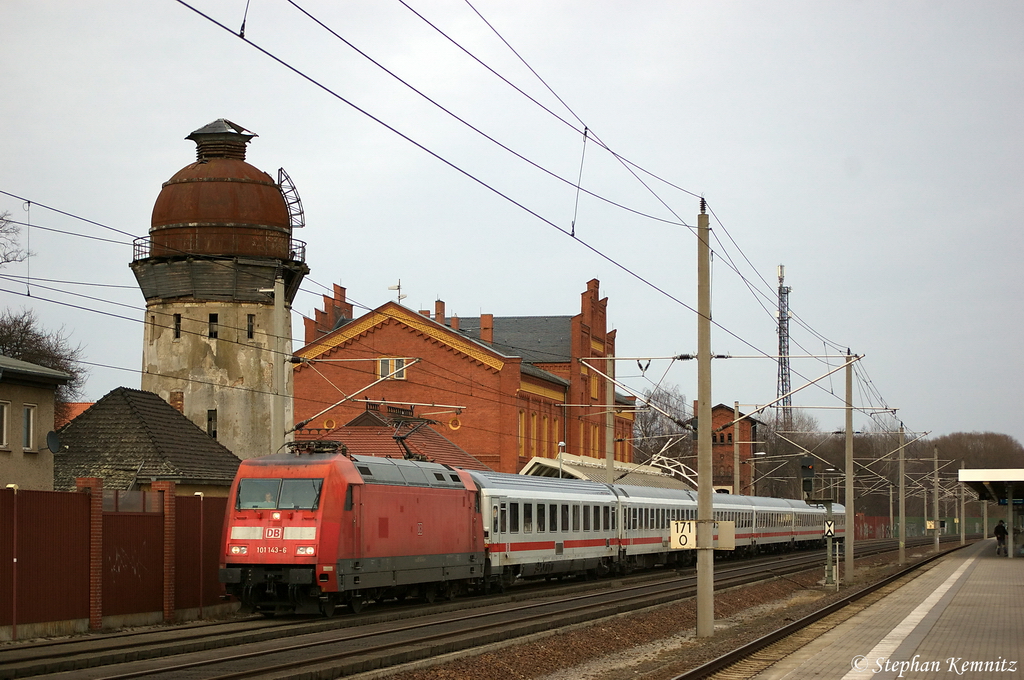 101 143-6 mit dem IC 1923 von Berlin Sdkreuz nach Kln Hbf in Rathenow. 09.03.2012