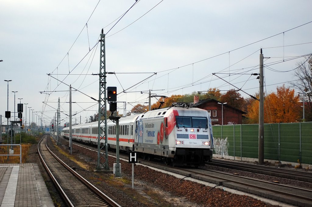 101 144  Hertha BSC  mit dem IC 145 nach Szczecin Glowny in Rathenow. 28.10.2010