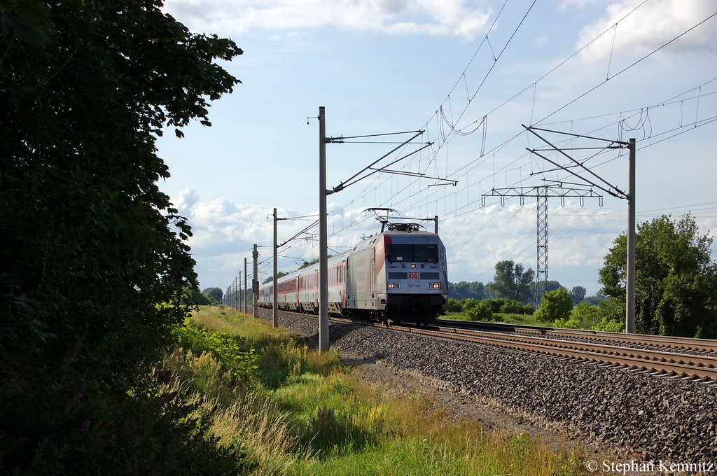 101 144  Hertha BSC  mit dem IC 2071 von Hamburg-Altona nach Dresden Hbf in Vietznitz. 01.07.2011