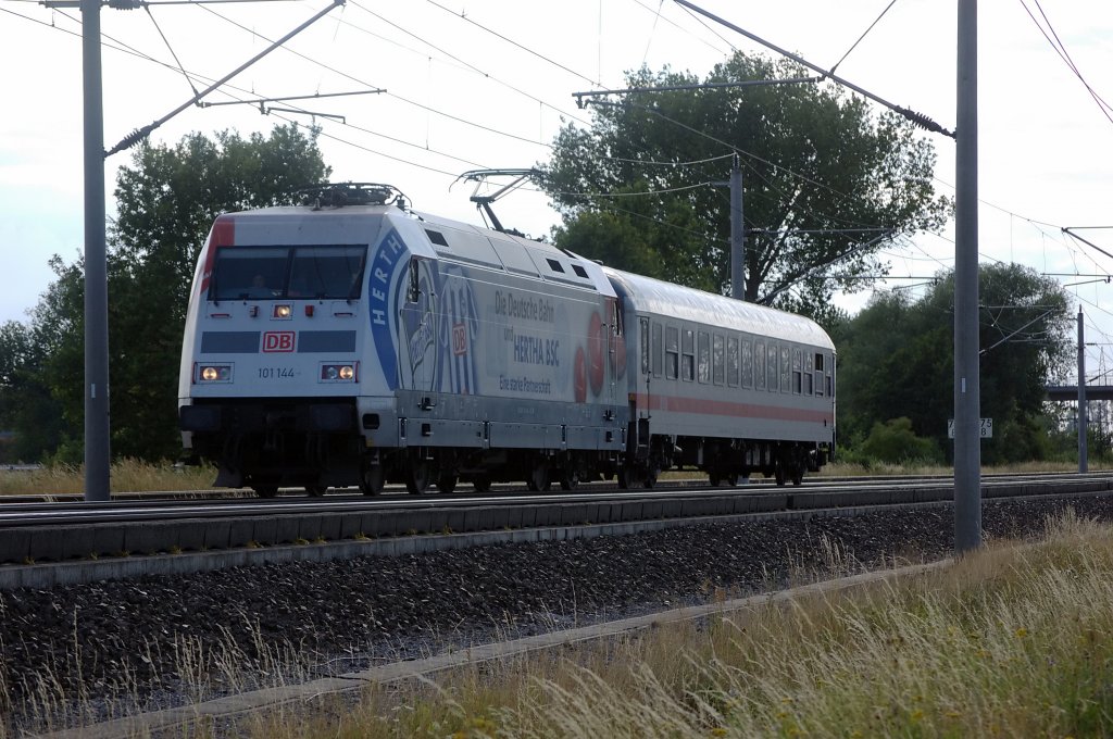 101 144  Hertha BSC  mit einem IC Waggon zwischen Growudicke und Rathenow in Richtung Berlin. 25.07.2010