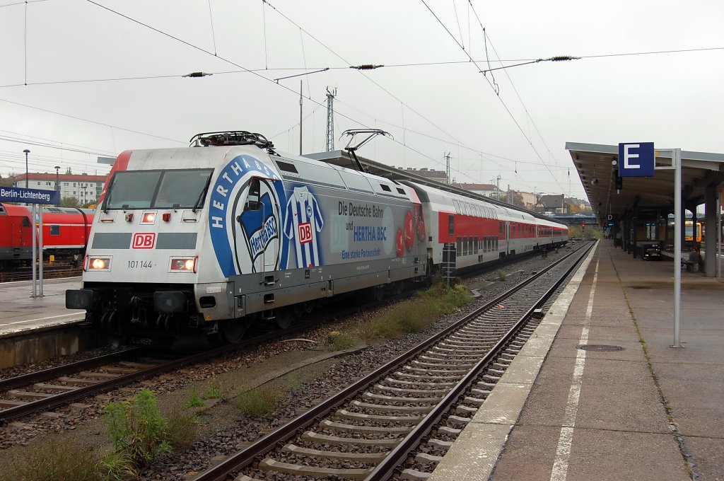 101 144  Hertha BSC  mit dem CNL 1246 in Berlin-Lichtenberg. 16.10.2010