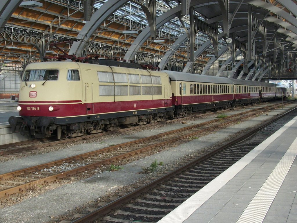 103 184 rangierte am 28.November 2009 durch die Bahnhofshalle von Lbeck.