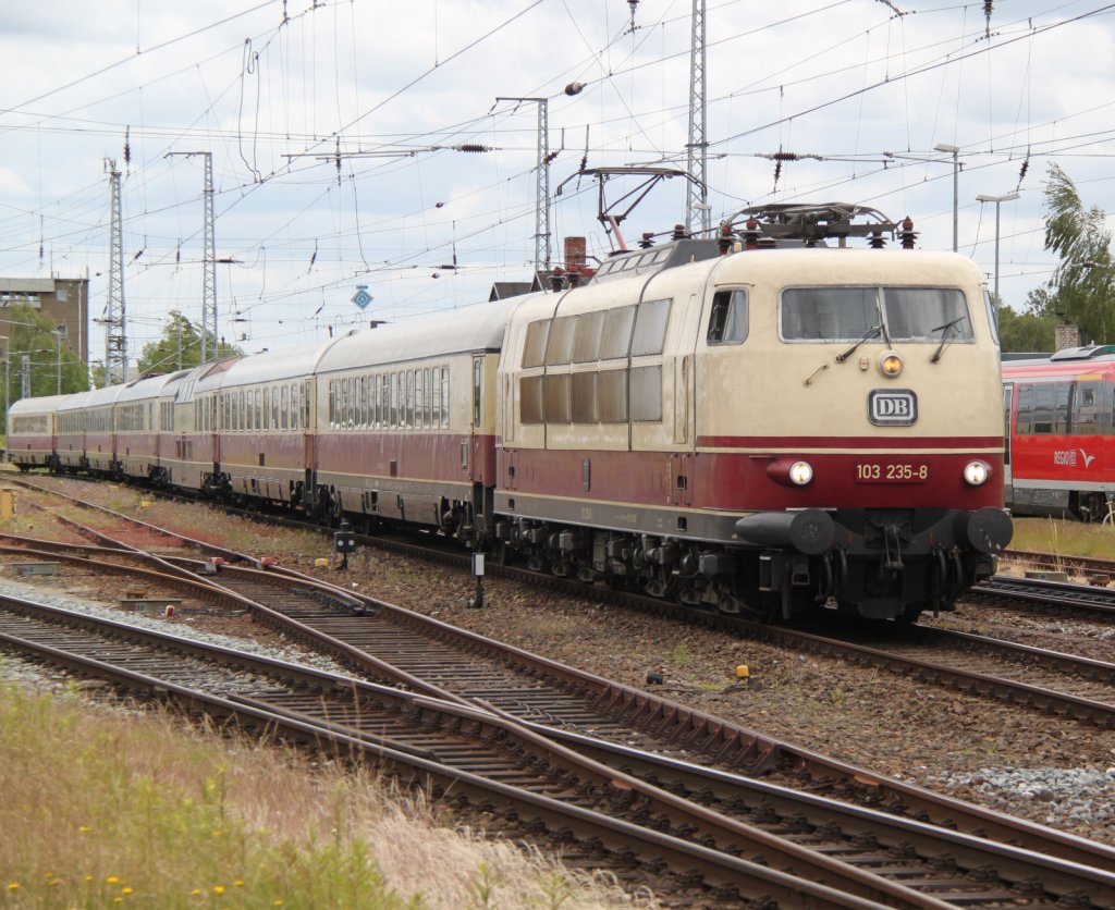 103 235-8 mit TEE-Rheingold von Kln Hbf nach Rostock/Ostseebad Binz bei der Einfahrt im Rostocker Hbf.03.06.2012