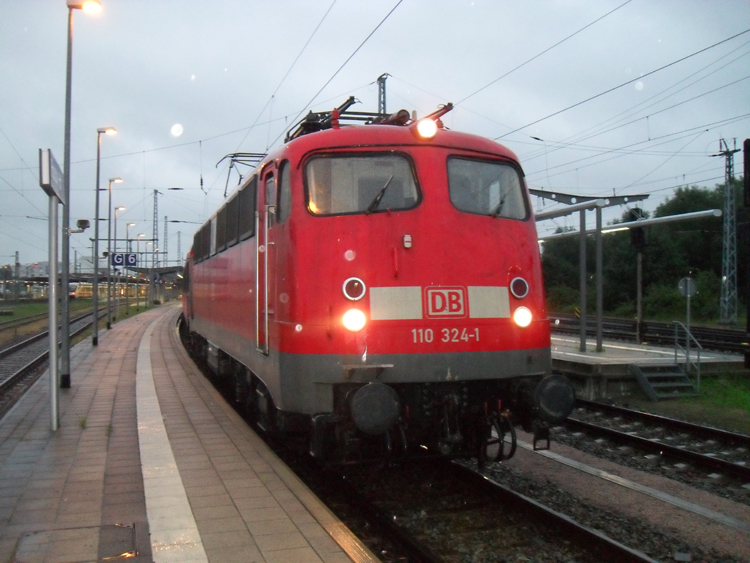 110 324-1 mit DZ 2790 von Warnemnde nach Berlin-Lichtenberg kurz nach der Ankunft um 06.15 Uhr im Rostocker Hbf.(18.08.10)