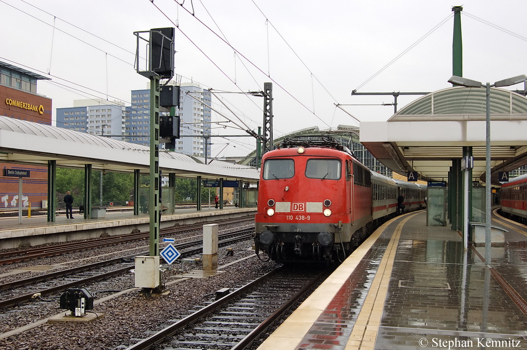 110 438-9 mit dem DZ 2670  Princess Cruises  von Warnemnde nach Berlin Ostbahnhof in Berlin Ostbahnhof. 21.07.2011