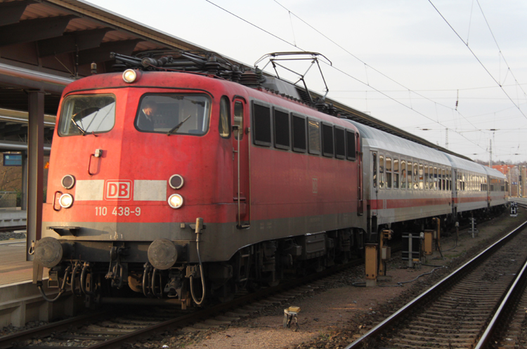 110 438-9 mit IC 2409 von Rostock Hbf nach Kln Hbf im Rostocker Hbf.11.12.2011