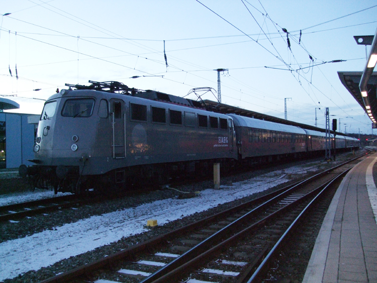 110 457-9 mit AEG Schulungszug abgestellt im Rostocker Hbf.(01.12.10)