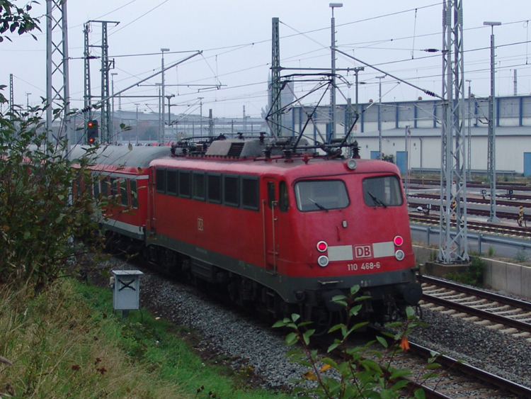 110 468-6 mit RE 14051 von Braunschweig Hbf Richtung Rostock Hbf bei der Einfahrt im Rostocker Hbf(26.09.10)