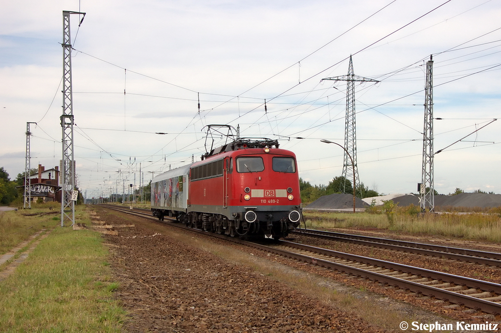 110 489-2 in Satzkorn und fuhr in Richtung Golm weiter. Am Haken hatte sie ein Waggon der DB Fahrzeuginstandhaltung, der auf der InnoTrans 2012 in Berlin zu sehen war. 25.09.2012