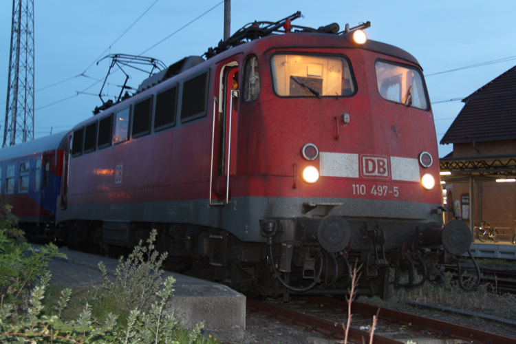 110 497-5(DB Regio NRW GmbH Dortmund)mit DZ2681 von Potsdam nach Warnemnde kurz nach der Ankunft im Bahnhof Warnemnde.(09.05.2011)