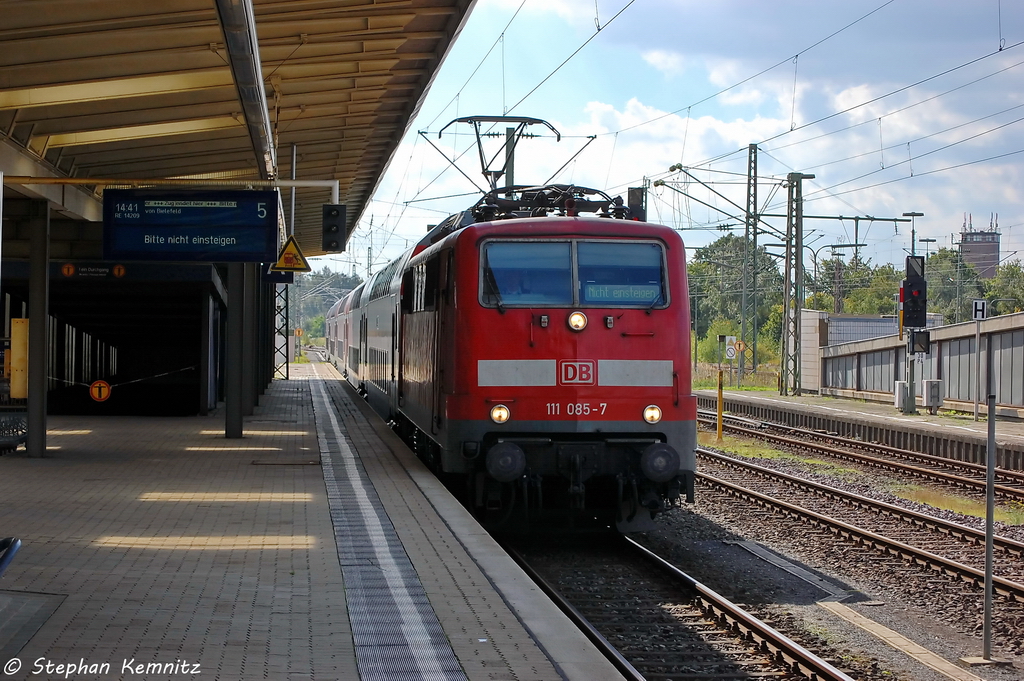 111 085-7 mit dem RE70 (RE 14209) von Bielefeld Hbf nach Braunschweig Hbf, bei der Einfahrt in den Braunschweiger Hbf am 15.09.2010. Die 111 085-7 wurde am 22.04.2013 nach Opladen berfhrt und wird dort von Bender verschrottet werden.