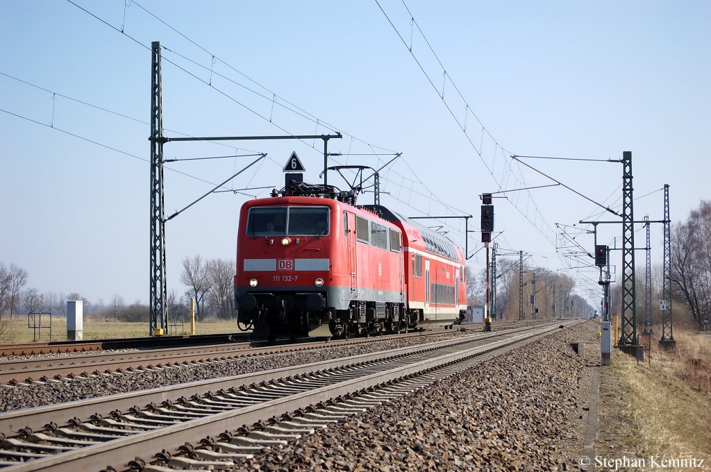 111 132-7 mit kaputten Steuerwagen (50 80 86 - 75 062-9 DBpbzfa 765.5 DB Regio AG Regio Nord Bremen Hbf) in Friesack(Mark) in Richtung Neustadt(Dosse) unterwegs. 22.03.2011