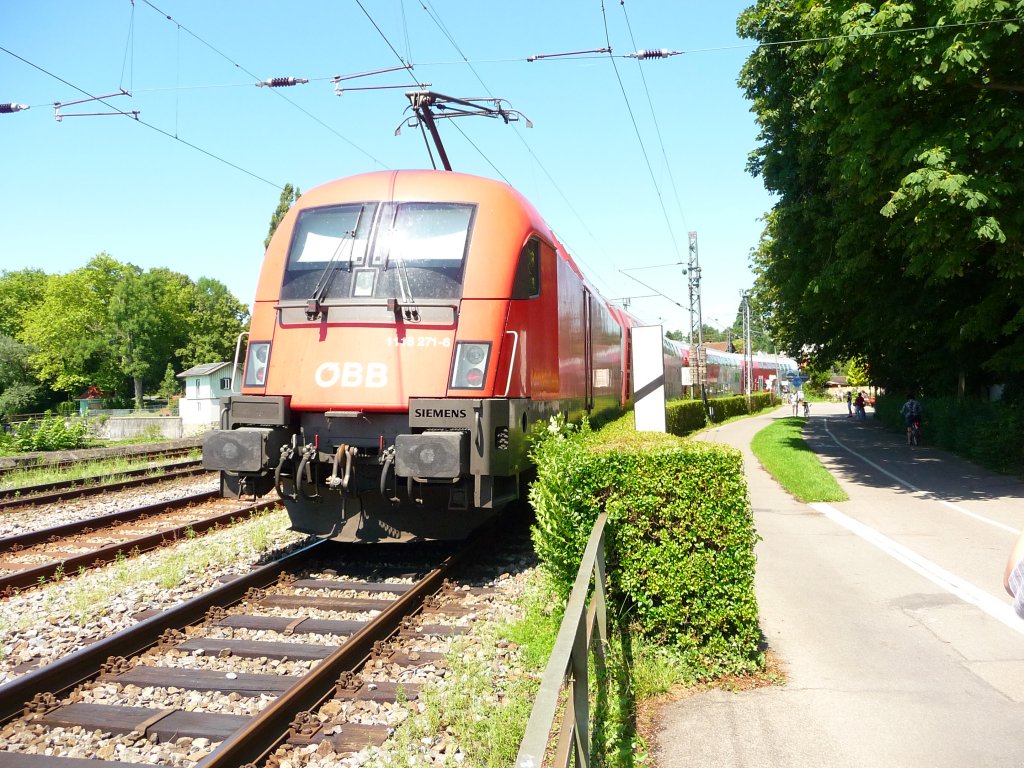 1116 271 schiebt eine  Wiesel -Wendezug-Garnitur �ber den Bodenseedamm in Lindau. 09.07.2012