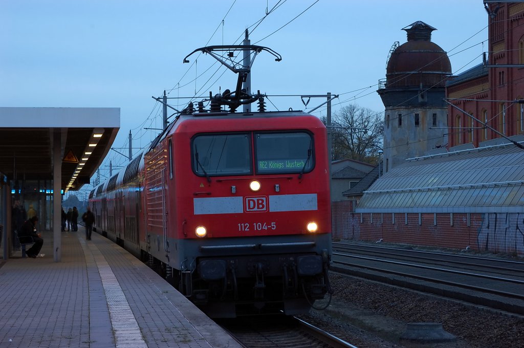 112 104-5 mit dem RE2 (RE 38175) nach Knigs Wusterhausen in Rathenow. 26.10.2010