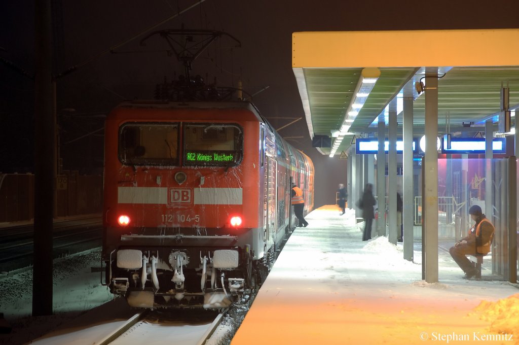 112 104-5 mit dem RE2 (RE 38145) nach Knigs Wusterhausen in Rathenow. 08.12.2010