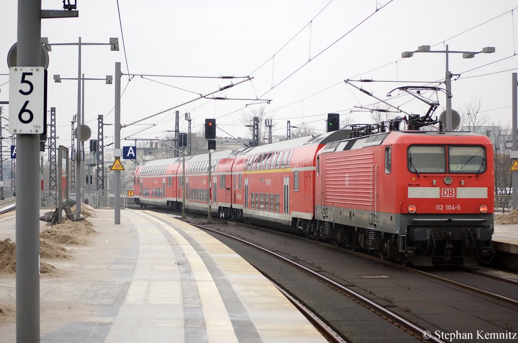 112 104-5 mit dem RE2 (RE 37411) nach Rathenow in Berlin Hbf. 11.01.2011