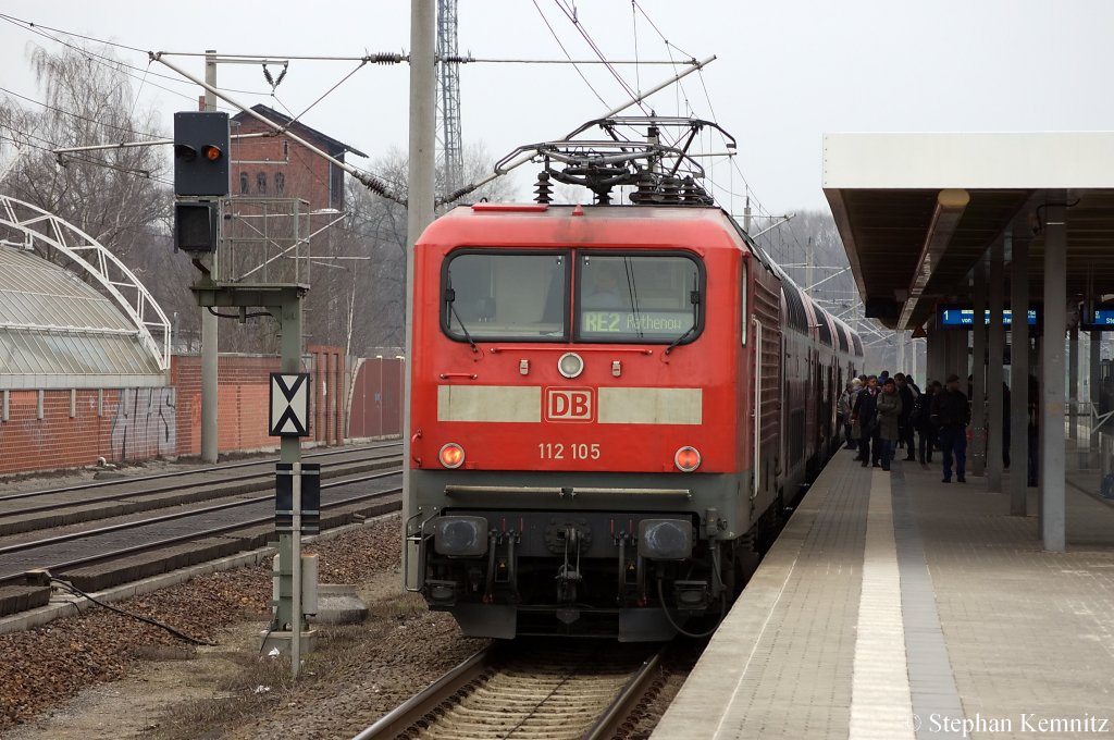 112 105 mit dem RE2 (RE 37377) nach Knigs Wusterhausen in Rathenow. Der RE 37377 musste Heute auerplanmig in Nennhausen und Buschow halten, weil der RE 37405 durch eine einstndigen Sperrung auf der Berliner Stadtbahn durch einen Hund in Rathenow nicht ankam. 17.02.2011