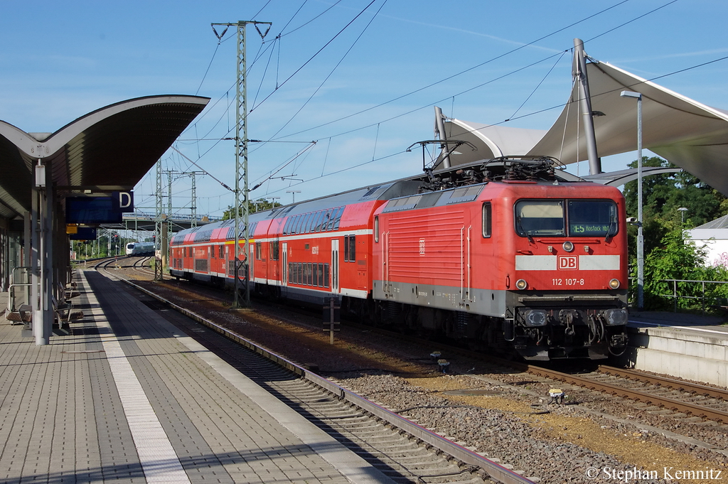 112 107-8 mit dem RE5 (RE 4356) von Lutherstadt Wittenberg nach Rostock Hbf in Lutherstadt Wittenberg. 19.07.2011