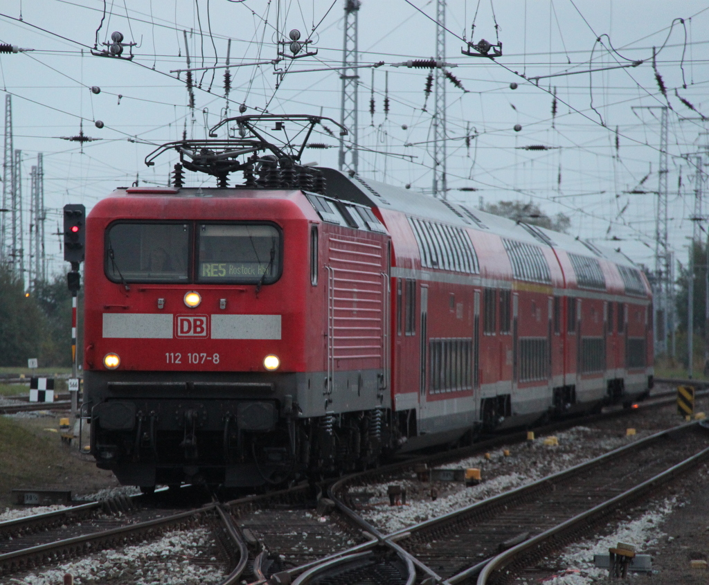 112 107-8 mit RE 69692 von Berlin Hbf(tief)nach Rostock Hbf bei der Einfahrt um 18:11 Uhr im Hbf Rostock.13.10.2012