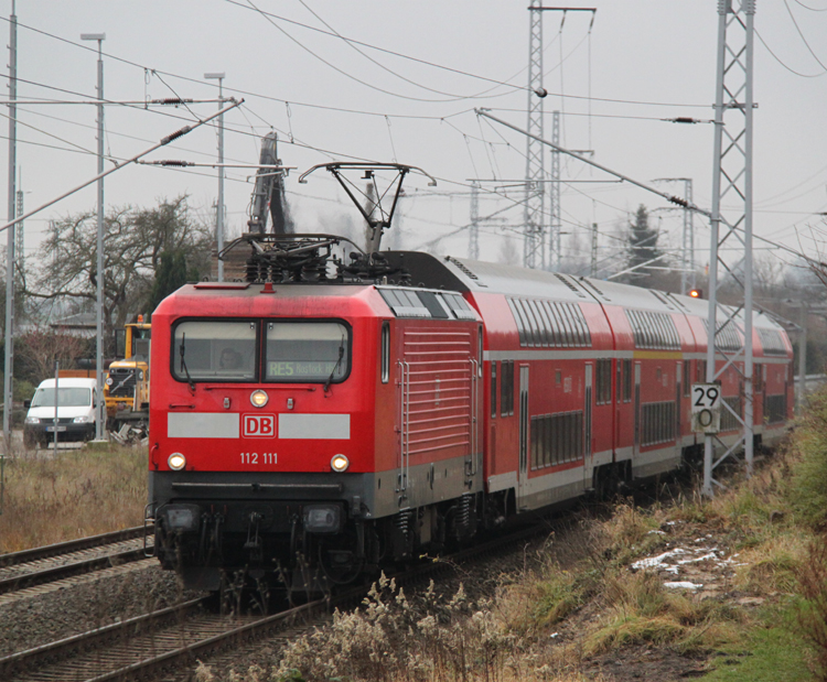 112 111-0 mit RE 4354 von Lutherstadt Wittenberg nach Rostock Hbf bei der Einfahrt um 11:23 Uhr im Rostocker Hbf.12.12.2011