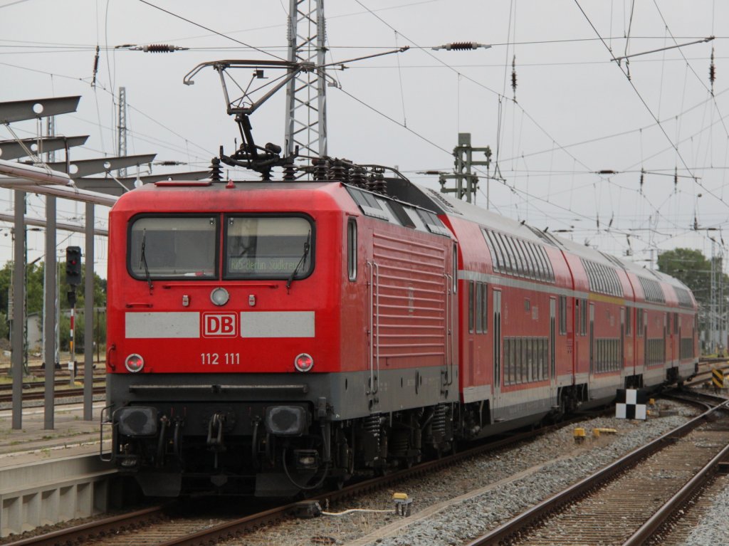 112 111 mit RE5 von Rostock Hbf nach Berlin-Sdkreuz bei der Ausfahrt im Rostocker Hbf.10.08.2012