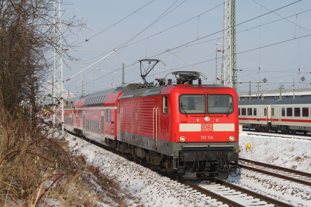 112 114-4  mit RE 4310 von Rostock Hbf nach Hamburg Hbf bei der Ausfahrt im Rostocker Hbf.22.02.2013 