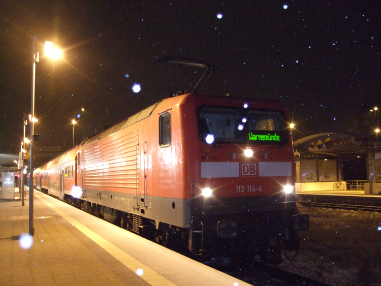 112 114-4 mit S1 von Rostock Hbf Richtung Warnemnde kurz nach der Ankunft im Haltepunkt Rostock-Ltten Klein.(25.11.10)