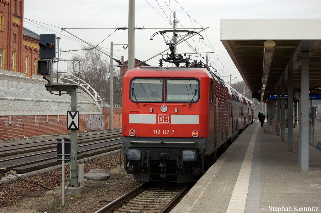 112 117-7 mit dem RE2 (RE 37411) nach Knigs Wusterhausen in Rathenow. Der RE 37411 fuhr wegen Versptung aus vorheriger Fahrt mit 15min Versptung in Rathenow ab und hatte noch die Fahrgste des RE 37381 an Bord, weil dieser RE in Rathenow wegen einer Weichenstrung in Bereich Wustermark nicht an kam. 14.02.2011 